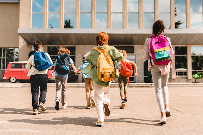 Opte por Dicionários Escolares Mais Compactos para Evitar Peso Excessivo na Mochila