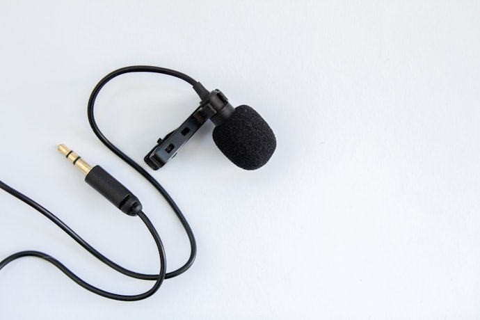 Para Gravações Fixas e Orçamento Reduzido, Escolha Microfones de Lapela com Fio