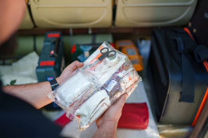Para Carros: Kit Primeiros Socorros com Itens para Curativos E Remédio para Náusea