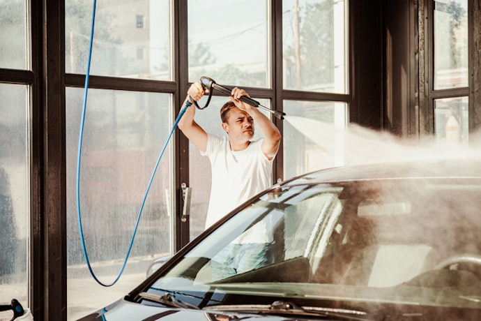 Para Lava-Rápidos e Oficinas: Prefira Modelos com Alta Pressão e Vazão, como 2000 W e 500 L/h