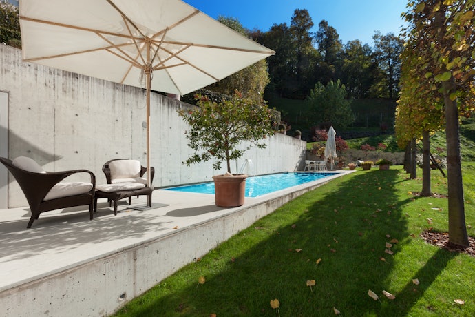 Para Agregar Sofisticação ao Ambiente e Manter Fixo, Opte pelo Guarda-Sol de Madeira