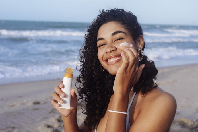 Praia ou Piscina: Prefira Protetores Solares para Melasma com FPS 60 ou 70