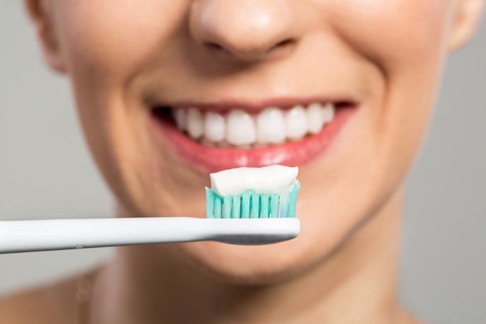 Para Clarear os Dentes, Escolha Cremes com Clareadores Suaves e Ativos Dessensibilizantes