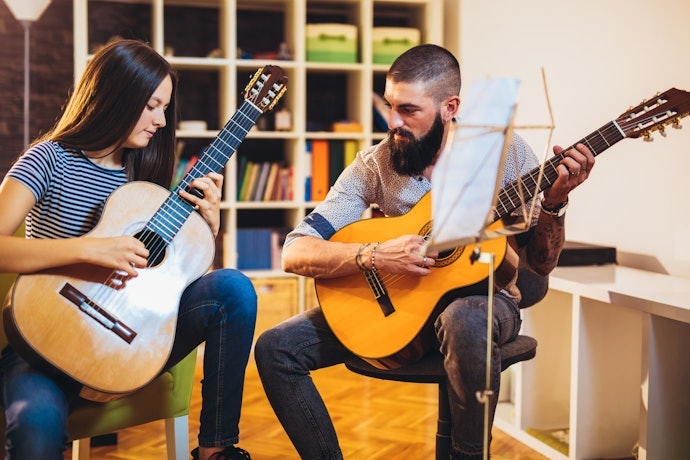 Para Tocar em Casa ou em Reuniões, Prefira um Violão Acústico