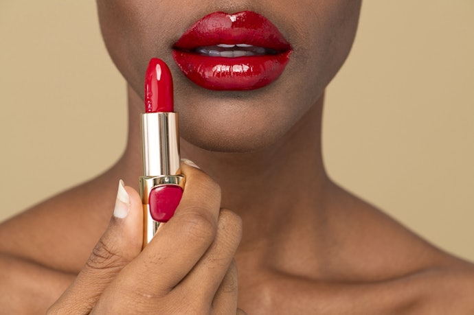 Se Quer um Acabamento Mais Natural, Prefira Batom Vermelho em Bastão