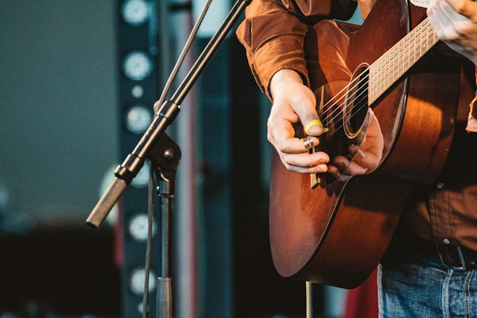 Para Apresentações ao Vivo, Opte por um Afinador de Violão de Pedal