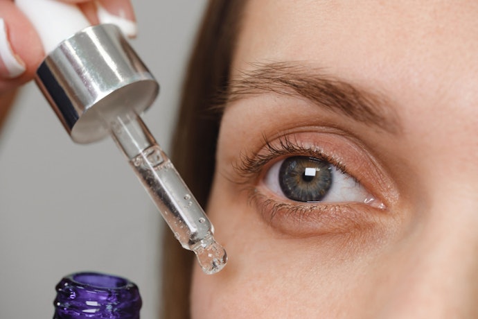 Niacinamida para Olheiras: Até 5% com Vitamina C ou Cafeína