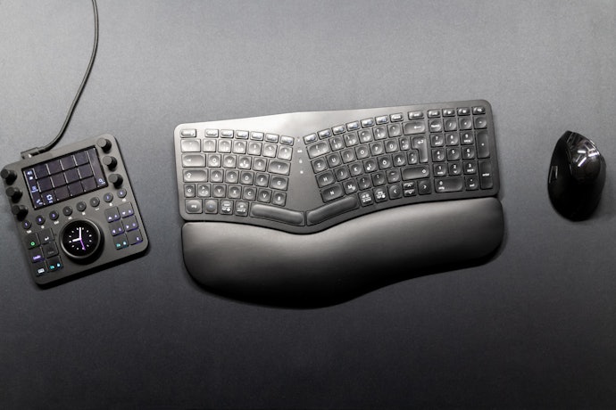 Quer uma Mesa Organizada e Livre de Cabos? Escolha um Teclado Ergonômico sem Fio