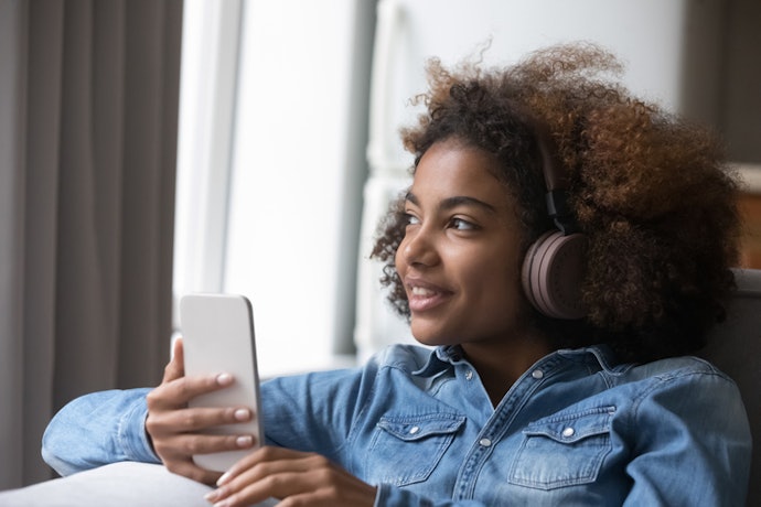 Melhores Presentes Unissex para Adolescentes? Caixa de Som Bluetooth ou Fone de Ouvido sem Fio