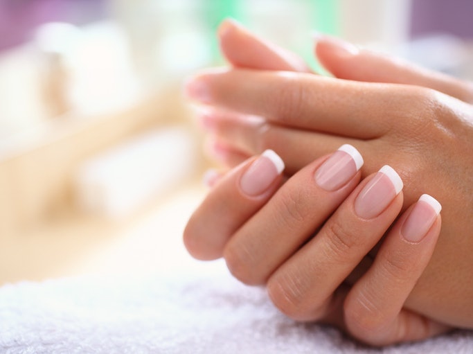 Para Restabelecer o Crescimento das Unhas, Use Bases Fortalecedoras com Vitaminas e Minerais