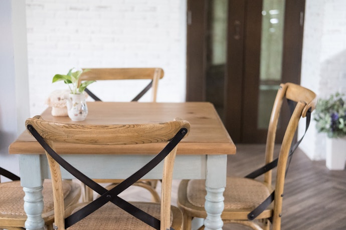Para Colocar na Cozinha ou Sala de Jantar Pequena, Prefira uma Mesa de Madeira Quadrada