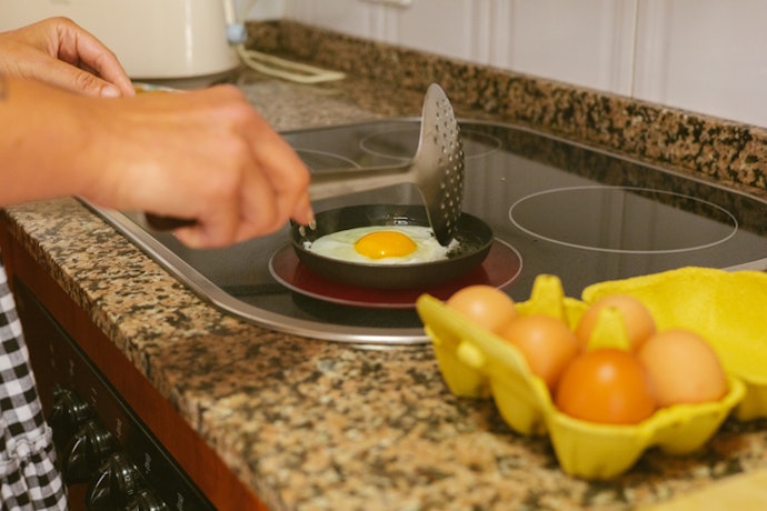 Para Grelhar e Fritar Ovo, Opte por Frigideiras de Cerâmicas de Até 5 cm de Profundidade