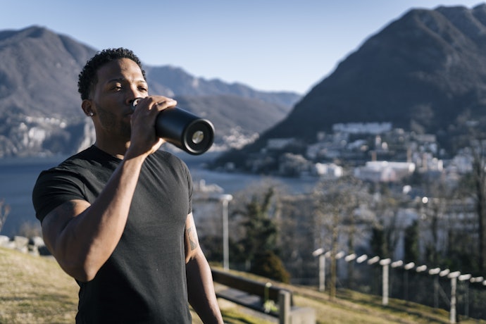 Para Manter Sua Bebida Gelada, Prefira Copo Térmico com 400 ml ou Mais