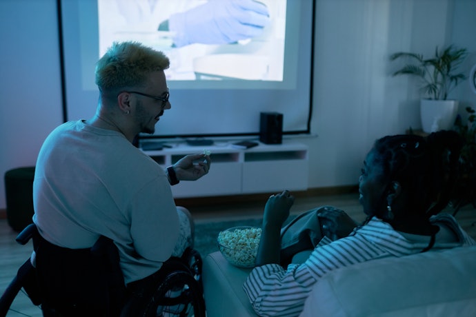 Para uma Experiência de Cinema em Casa, Opte por um Projetor Portátil