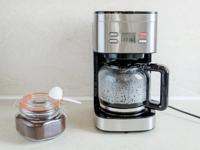 Se Você Quer Acordar com o Café Pronto, Prefira Cafeteira Programável com Hora Exata