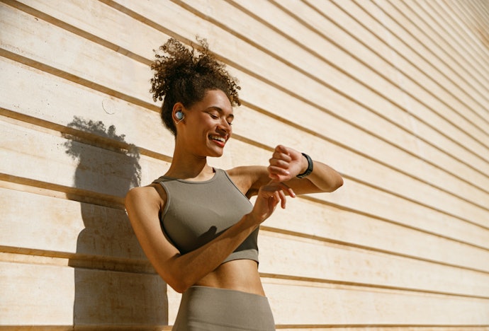 A Procura de um Presente para Amiga Fitness? Escolha Garrafa Térmica ou Smartwatch