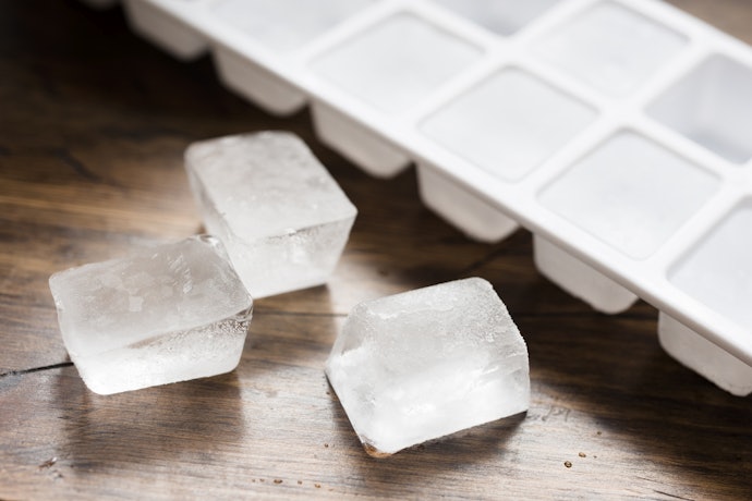 Forma de Gelo em Plástico: Se Você Quiser Economizar