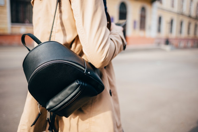 Para Ir ao Trabalho com Elegância, Escolha uma Mochila Pequena Feminina de Couro