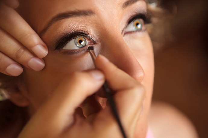 Delineador Caneta com Ponta Chanfrada Permite Criar Traços Mais Grossos em Olhos Maiores