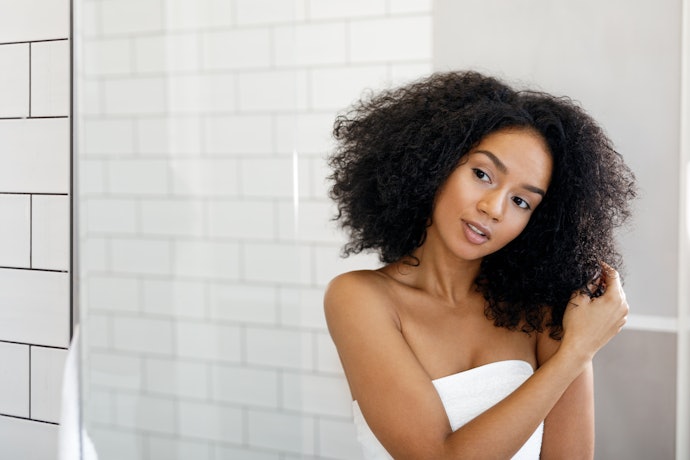 Se Tem Cabelos Cacheados ou Crespos, Prefira um Shampoo de Nutrição com Óleos e Manteigas