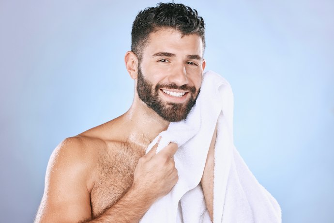 Barba com Caspa: Use Shampoos com Propriedades Adstringentes e Anti-inflamatórias
