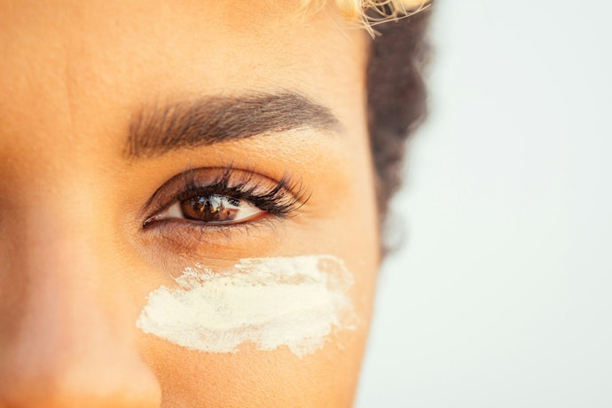 Buscando o Melhor Creme para Diminuir Bolsas Nos Olhos? Escolha Aqueles com Cafeína e Chá-Verde