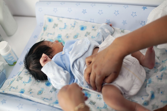 Para Evitar Vazamentos e Proteger o Cordão Umbilical, Prefira Fraldas para RN com Corte Frontal