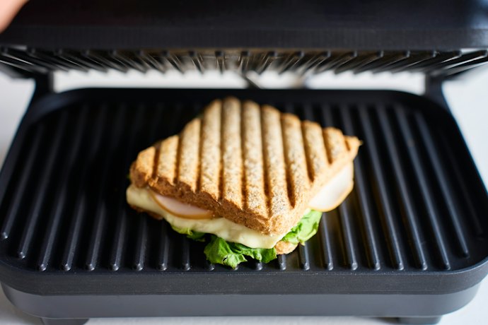Quer Facilidade na Hora da Limpeza? Prefira Sanduicheiras Grill com Chapas Antiaderentes