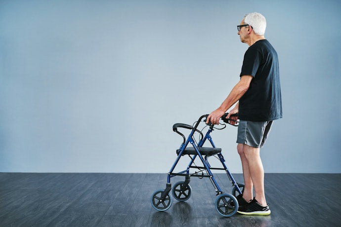 Para Quem Tem Pouca Mobilidade, um Andador para Idoso com Rodas É Mais Indicado