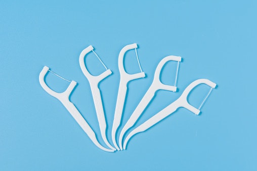 Para Praticidade na Hora de Higienizar Seus Dentes, Aposte nos Fios Dentais com Haste