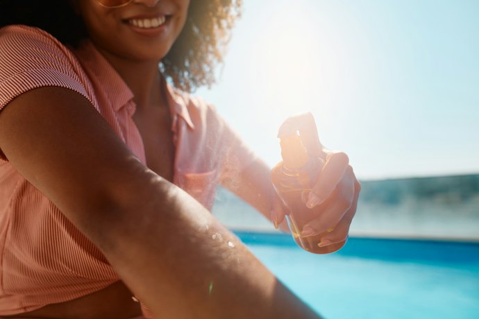 Para Peles Morenas ou Negras e Pouca Exposição Solar, Opte por Protetor Solar em Spray 30 FPS