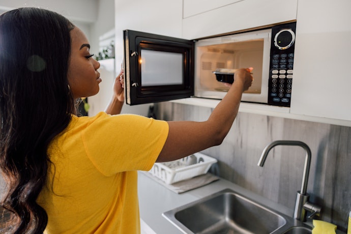 Se Mora Sozinho, Prefira um Micro-Ondas de 20 L