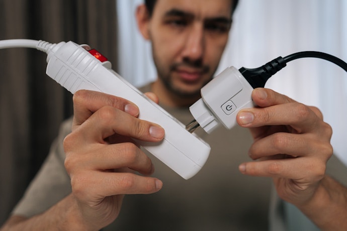 Para Proteger Contra Surtos e Picos de Tensão, Prefira um Filtro de Linha com DPS