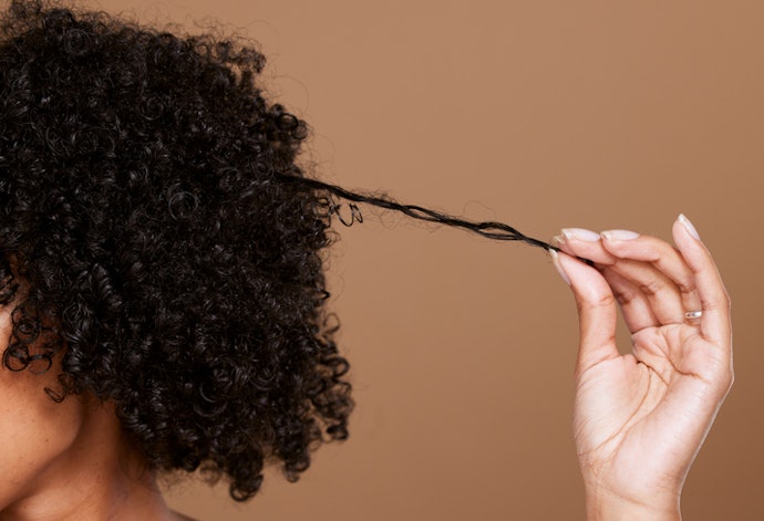 Para Definir Fios 4A, 4B e 4C, Opte por um Creme de Pentear Salon Line com Gelatina