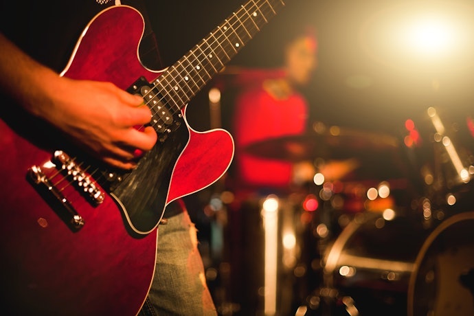 Quer um Som Mais Quente sem Abrir Mão da Amplificação? Escolha a Guitarra Semiacústica