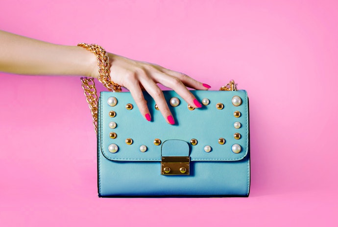 Quer um Presente para Mulheres de 30 Anos? Invista em Acessórios como Bolsas e Óculos de Sol