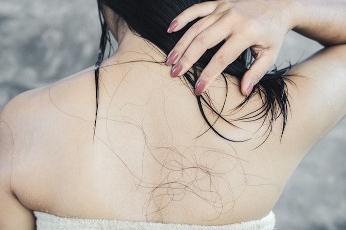 Para Reduzir a Queda de Cabelo, Escolha um Shampoo com Cafeína, Biotina e Proteínas
