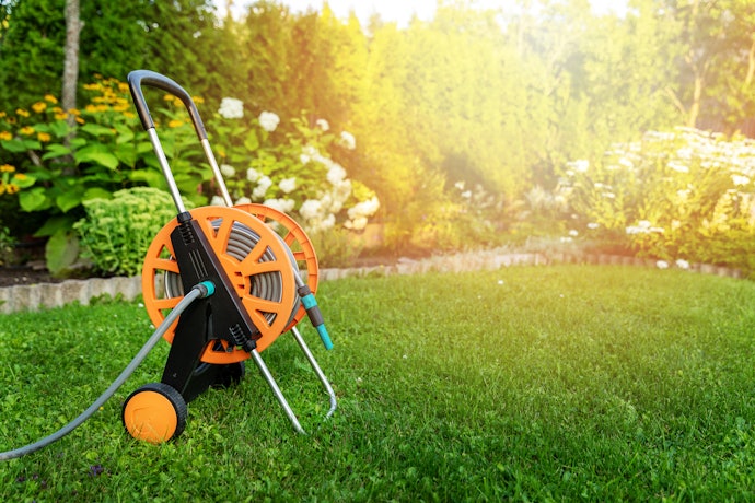 Enrolador de Mangueira com Rodinhas: Ideal para Jardins Grandes