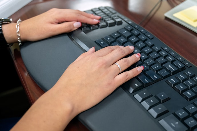 Não Quer se Preocupar com Pilha ou Bateria? Prefira um Teclado Ergonômico com Fio