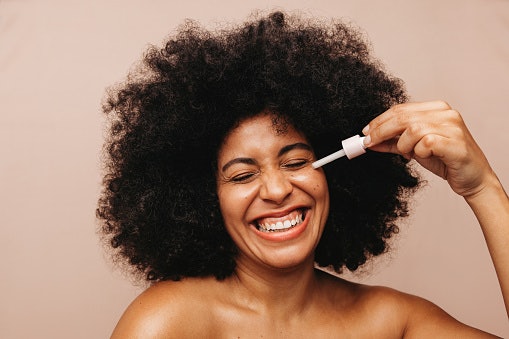 Peles Oleosas ou com Acne: Opte por Texturas em Sérum, Gel ou Gel-Creme e Niacinamida