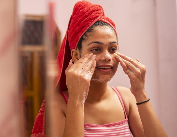 Pele Sensível: Evite Ácido Salicílico e Surfactantes Fortes, Prefira Pantenol, Ceramidas e Glicerina