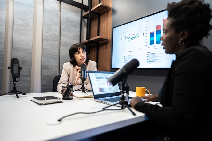 Para Se Aprofundar em Fatos Relevantes, Prefira os Podcasts Sobre Notícias e Política