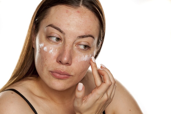 Para Peles Maduras com Manchas, Aposte em Bases com Vitamina C e Niacinamida