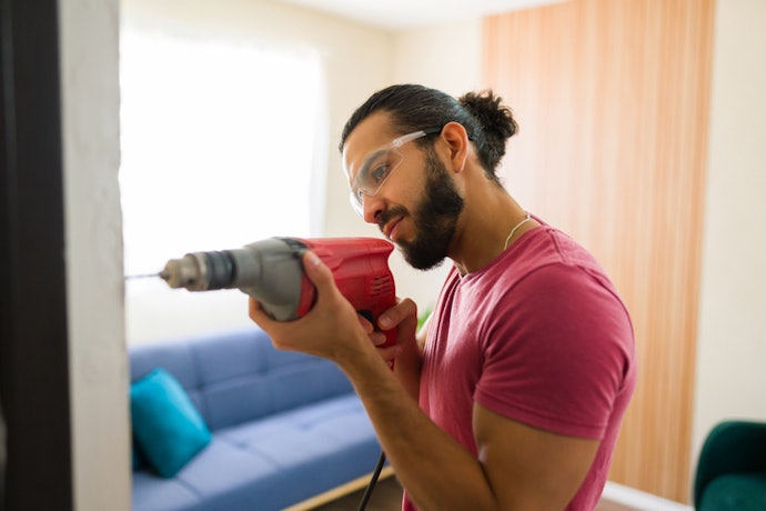 Para Paredes Comuns de Concreto e Tijolo, Escolha Furadeiras com 30.000 IPM e 1.400 RPM ou Mais