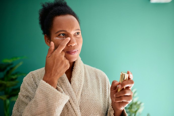 Para Linhas Finas e Perda de Viço, Opte por uma Fórmula com Retinol e Vitamina C