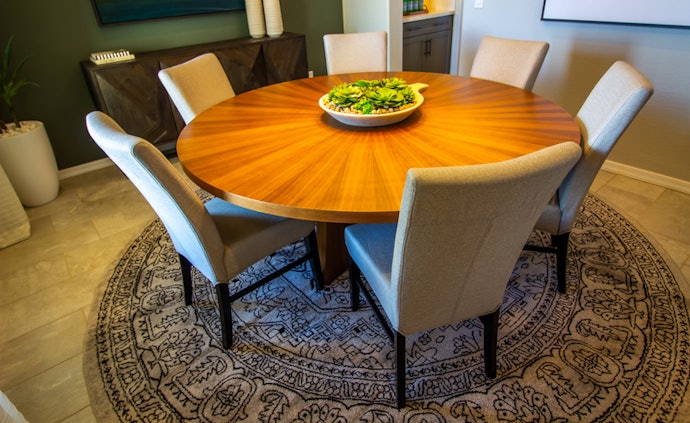 Para Áreas de Circulação, como Sala de Jantar Integrada, Escolha uma Mesa de Madeira Redonda