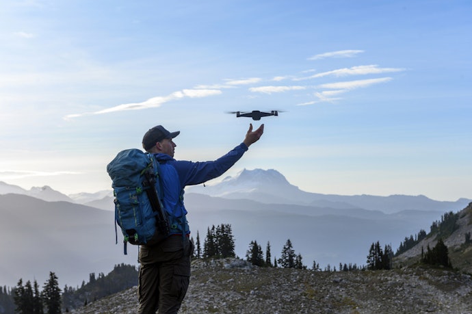 Mais Controle Durante o Voo: Considere Recursos como FPV, Follow Me e POI