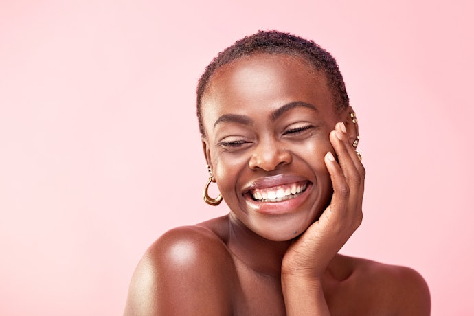 Pele Morena ou Negra Clara: Explore os Iluminadores Corporais de Tons Dourados