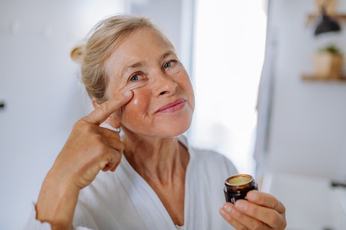 Para Rugas Profundas e Flacidez, Opte por Cremes com Retinol, Ácido Hialurônico e Peptídeos