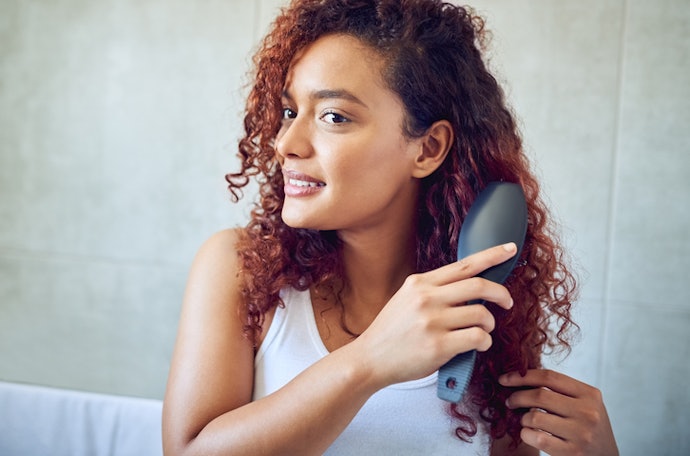 Para Reduzir o Frizz e o Volume de Cabelos Cacheados, Busque por Fórmulas com Manteigas e Óleos